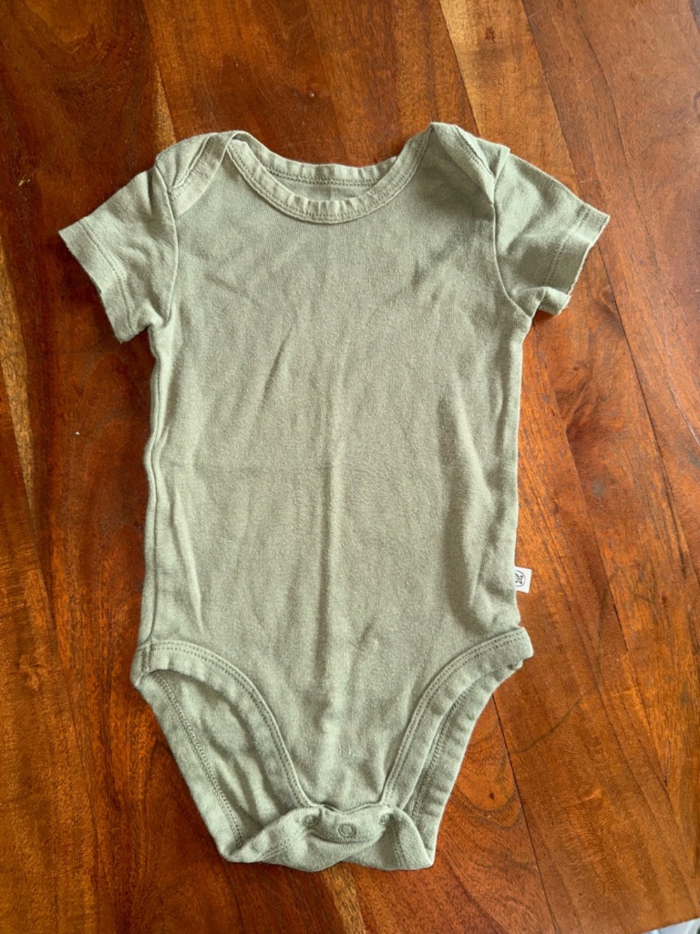 The Honest Company Olive Short-Sleeve Baby One-Piece‎